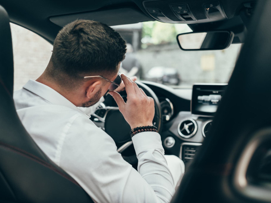 運転席に座るサングラスをかけた男性